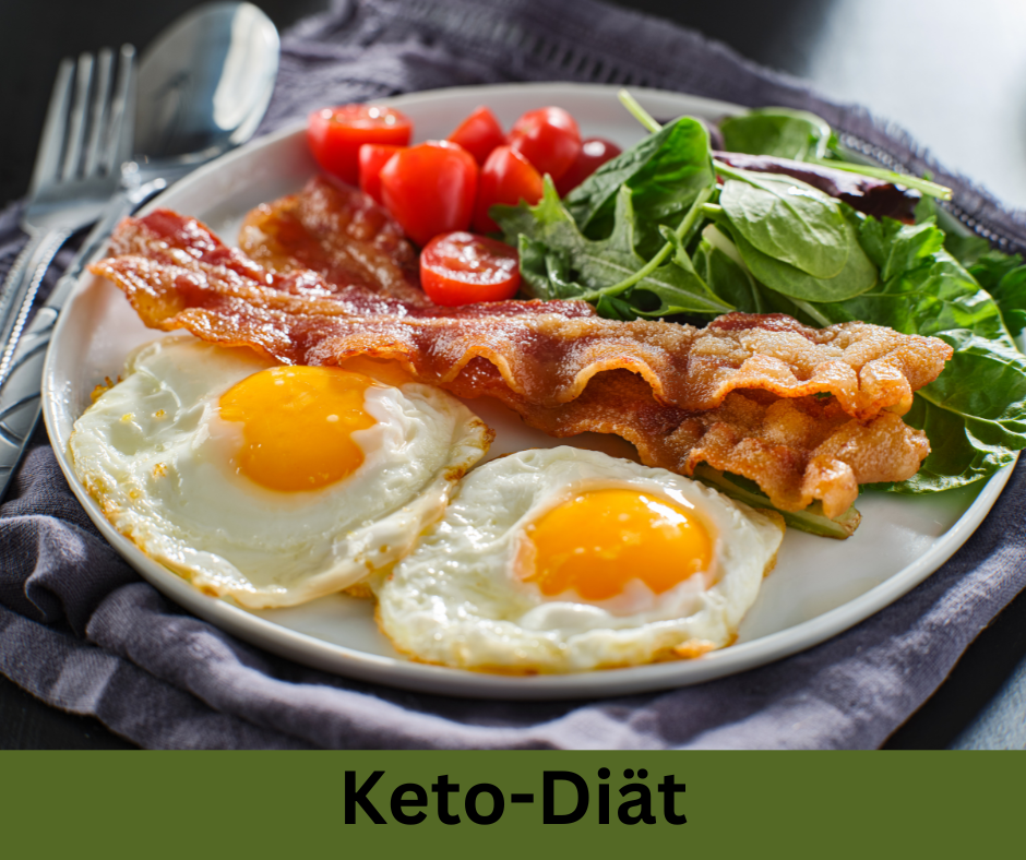 "Spiegeleier mit gebratenem Speck und frischem Salat, serviert auf einem Teller. Keto-Diät Mahlzeit für die Ketose.