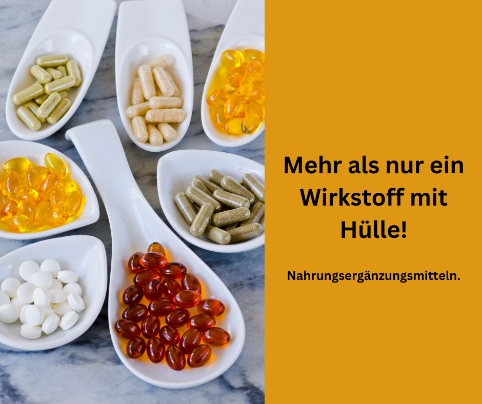 Verschiedene Nahrungsergänzungsmitteln mit dem Schriftzug ‚Mehr als nur ein Wirkstoff mit Hülle‘.