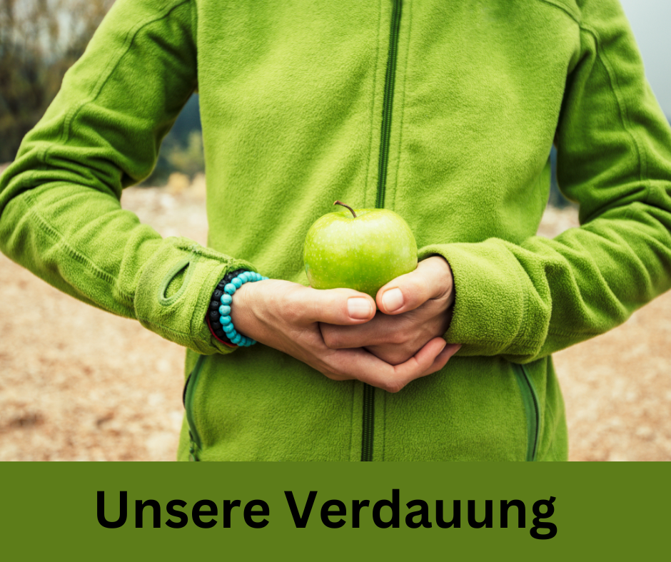 Ein Ältere Mann hält ein grüner Apfel in der Hand. Schriftzug: Unsere Verdauung.