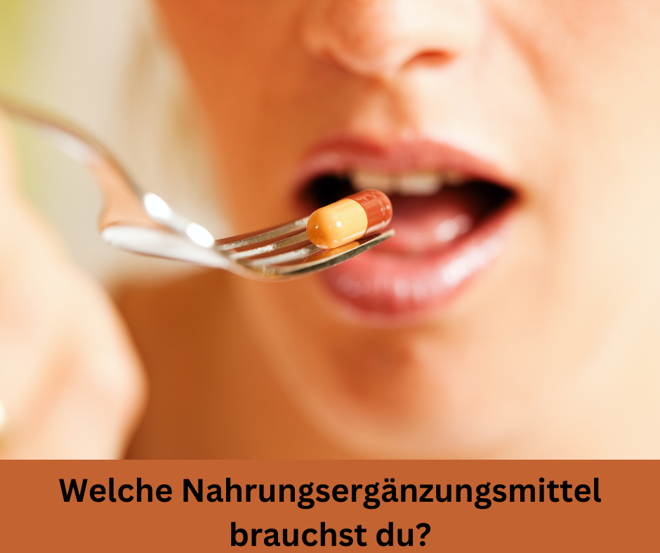 Frau nimmt mit einer Gabel Nahrungsergänzungsmittel in Form einer Kapsel, zu sich.