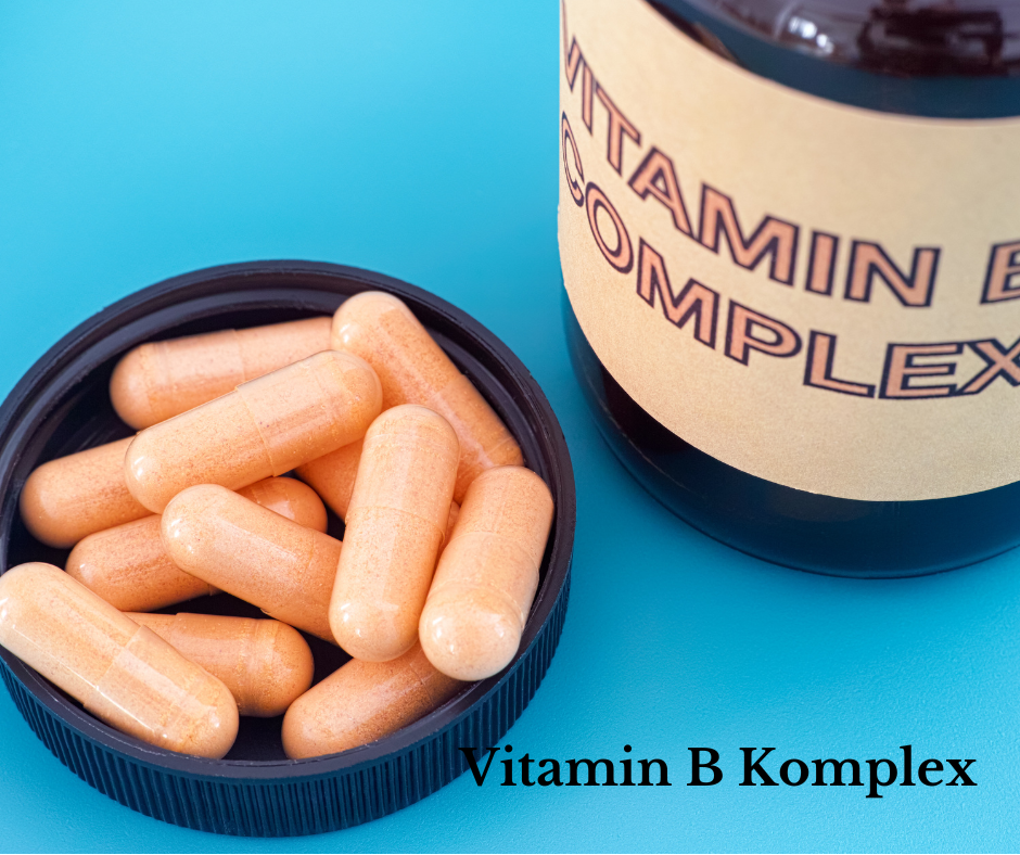 Kapseln in eine Schale und Behälter mit der Beschriftung Vitamin B Komplex.