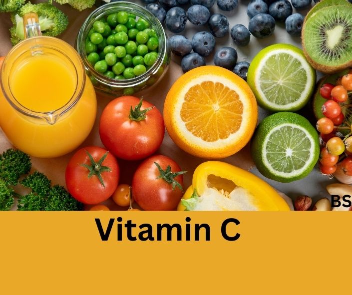 Vitamin C reiche Lebensmittel, wie Orange, Erbsen, Kiwi und Zitrone. Schriftzug: Vitamin C.