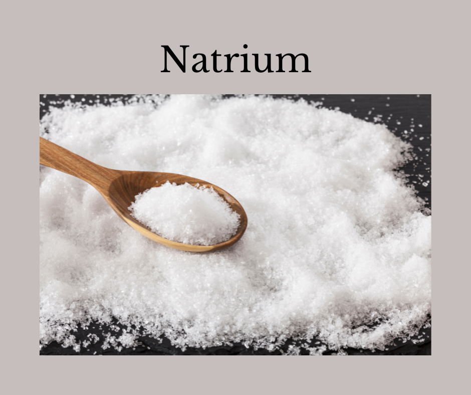 Natrium: Kochsalz auf eine Fläche und auf ein Löffel.