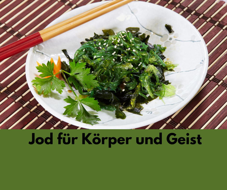 Algen auf ein Teller. Schriftzug: Jod für Körper und Geist