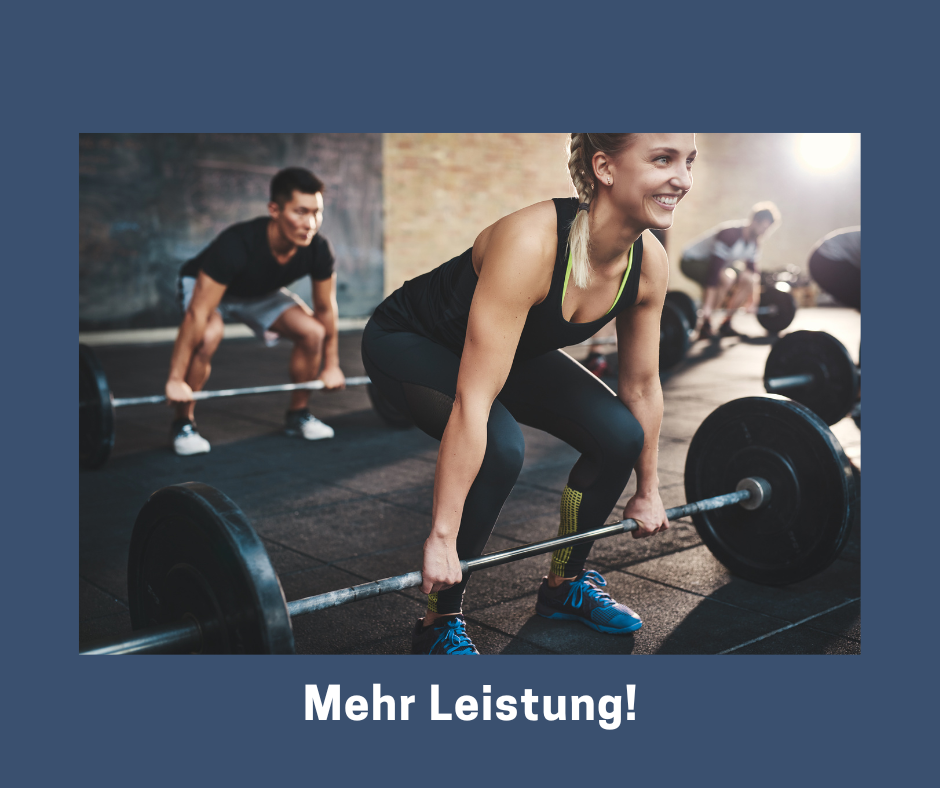 Mann und Frau beim Muskelaufbau.