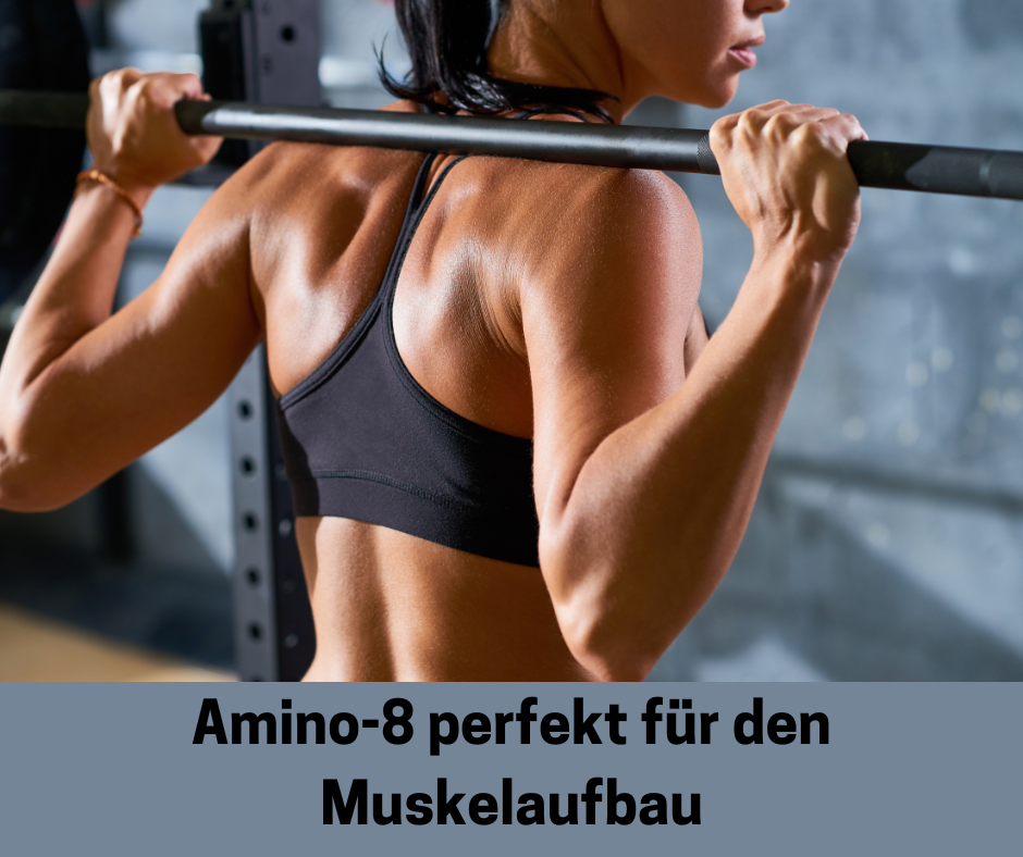 Frau beim Muskelaufbau. Schriftzug Muskelaufbau mit Amino-8