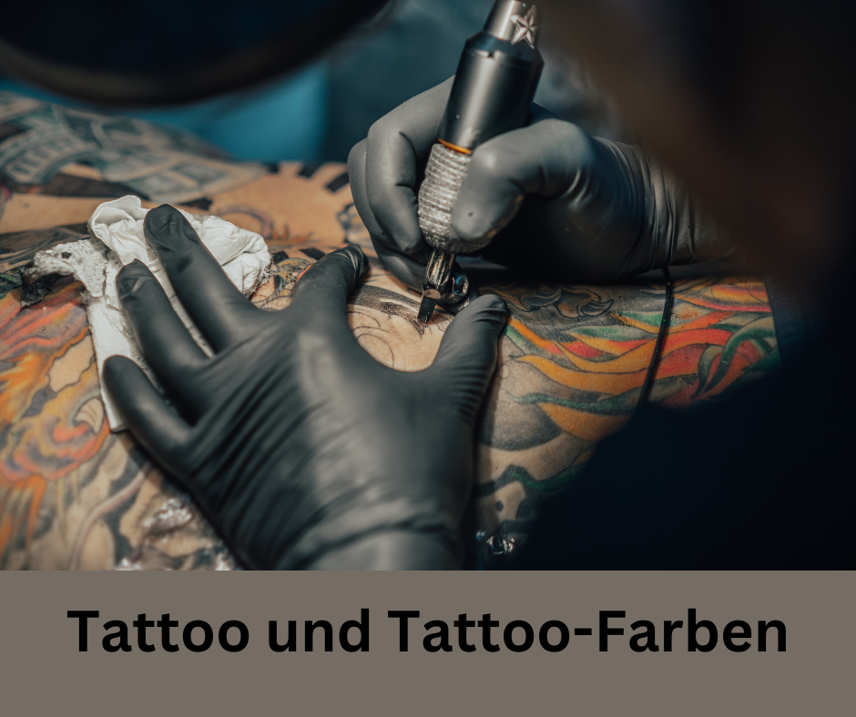 Tätowierer sticht ein Tattoo.
