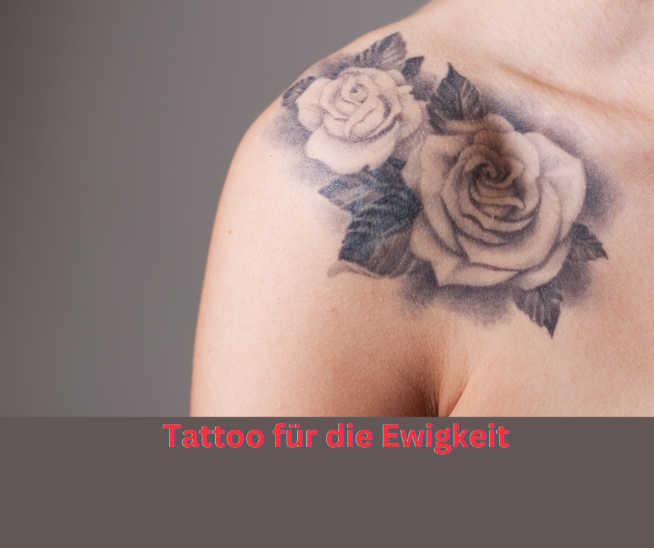 Tattoo auf der Schulter einer Frau.