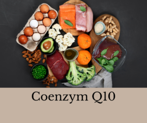 Q10 reiche Lebensmittel wie Leber, Eier, Lachs, Brokkoli. Schriftzug: Coenzym Q10