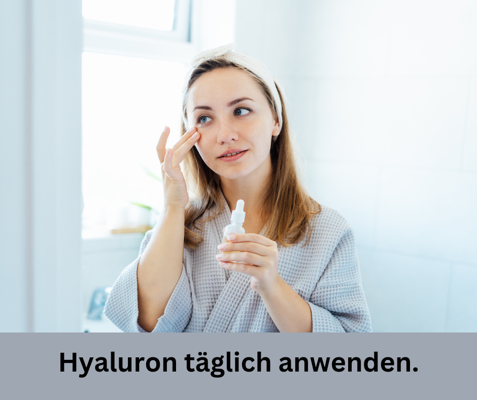 Frau trägt Hyaluron Serum im Gesicht auf. Schriftzug: Hyaluron täglich anwenden.
