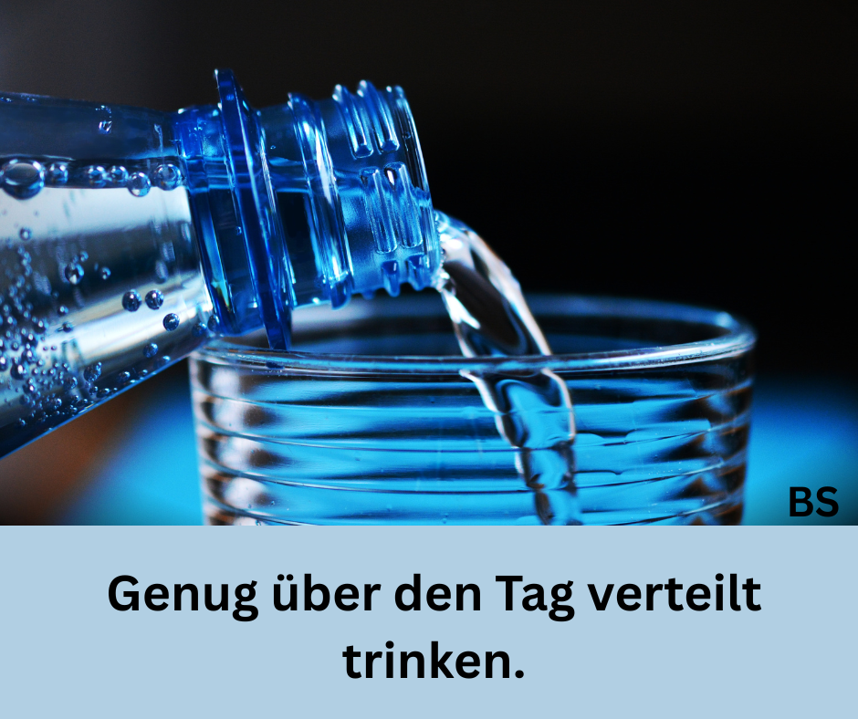 Wasser wird in einem Glas einschenkt um genug Zellwasser bzw Intrazelluläres Wasser zu haben. Genug über den Tag trinken.